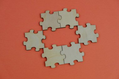 Tahta yapboz ve kayıp bir yapboz. İzole edilmiş arkaplanda izole edilmiş fotoğrafın üzerinde