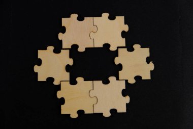 Tahta yapboz ve kayıp bir yapboz. İzole edilmiş arkaplanda izole edilmiş fotoğrafın üzerinde