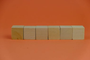 Metin alanı için boş bir tahta küp düzlüğü. Mavi arka planda metin alanı olan eğitici ve finansal kavram. ofis araçlarıyla çevrili.