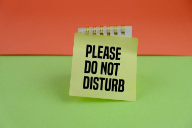 Sözcükler arka planda mini çalar saatin yanında rahatsız edilmiyor. Benim zaman ve yönetim konseptim.