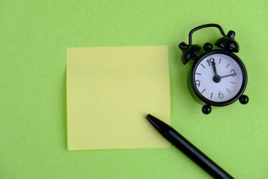 İzole edilmiş arkaplan üzerine boş yığın beyaz not kağıdı bir uyarı, yorum, not veya duyuru konsepti olarak. metin alanı. 