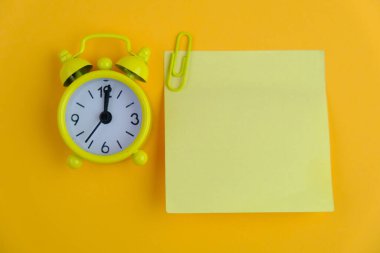 İzole edilmiş arkaplan üzerine boş yığın beyaz not kağıdı bir uyarı, yorum, not veya duyuru konsepti olarak. metin alanı. 