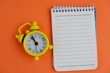 İzole edilmiş arkaplan üzerine boş yığın beyaz not kağıdı bir uyarı, yorum, not veya duyuru konsepti olarak. metin alanı. 