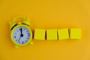 Metin alanı için boş bir tahta küp düzlüğü. Mavi arka planda metin alanı olan eğitici ve finansal kavram. ofis araçlarıyla çevrili.