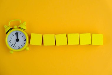 Metin alanı için boş bir tahta küp düzlüğü. Mavi arka planda metin alanı olan eğitici ve finansal kavram. ofis araçlarıyla çevrili.