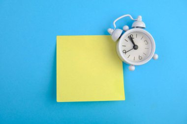 İzole edilmiş arkaplan üzerine boş yığın beyaz not kağıdı bir uyarı, yorum, not veya duyuru konsepti olarak. metin alanı. 