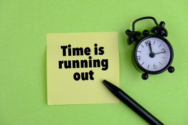  Beyaz arka planda mesaj süresi biten bir saat var. Acil durum, teslim tarihleri ve zaman yönetimi temaları için uygun.