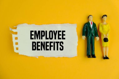 Çalışan faydaları olan minyatür insanlar.