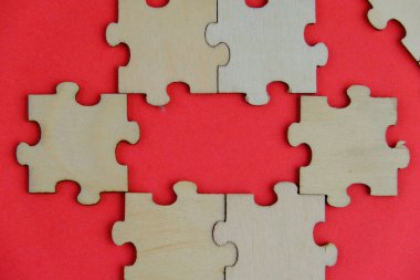 Eğitim ya da iş konsepti olarak sade bir arka plan üzerinde kopya alanı şablonu olarak sade eksik tahta parçaları. 