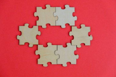 Eğitim ya da iş konsepti olarak sade bir arka plan üzerinde kopya alanı şablonu olarak sade eksik tahta parçaları. 