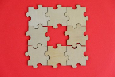 Eğitim ya da iş konsepti olarak sade bir arka plan üzerinde kopya alanı şablonu olarak sade eksik tahta parçaları. 