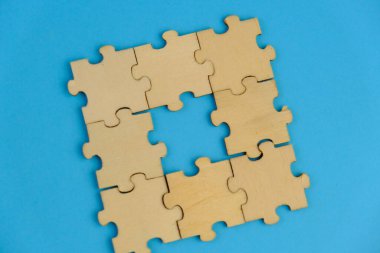 Eğitim ya da iş konsepti olarak sade bir arka plan üzerinde kopya alanı şablonu olarak sade eksik tahta parçaları. 