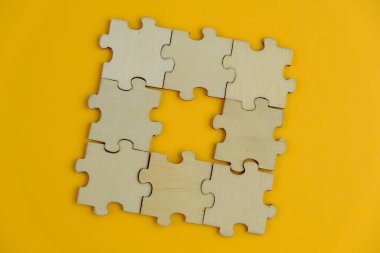 Eğitim ya da iş konsepti olarak sade bir arka plan üzerinde kopya alanı şablonu olarak sade eksik tahta parçaları. 