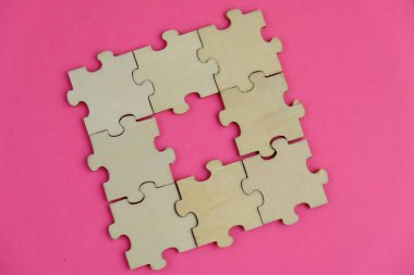 Eğitim ya da iş konsepti olarak sade bir arka plan üzerinde kopya alanı şablonu olarak sade eksik tahta parçaları. 