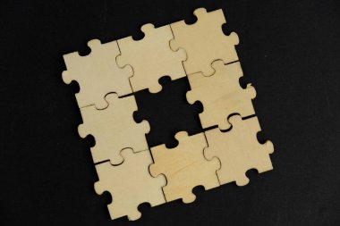 Eğitim ya da iş konsepti olarak sade bir arka plan üzerinde kopya alanı şablonu olarak sade eksik tahta parçaları. 