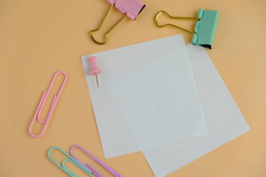 Arka planda renkli okul gereçleri, sarı not defterinde yazı alanı olan okul konseptine dönüş.. 