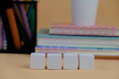 Arka planda renkli okul gereçleri, sarı not defterinde yazı alanı olan okul konseptine dönüş.. 