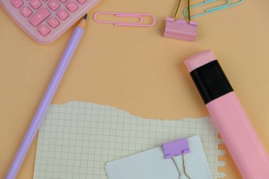 Arka planda renkli okul gereçleri, sarı not defterinde yazı alanı olan okul konseptine dönüş.. 