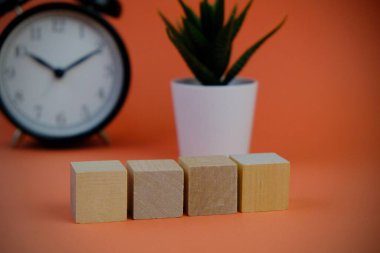 Metin alanı için boş bir tahta küp düzlüğü. Mavi arka planda metin alanı olan eğitici ve finansal kavram. ofis araçlarıyla çevrili.