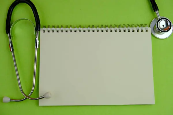 İzole edilmiş arkaplan üzerine boş yığın beyaz not kağıdı bir uyarı, yorum, not veya duyuru konsepti olarak. metin alanı. 