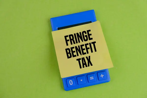 FRINGE BENEFIT Vergi metni hesap makinesinde sarı yapışkan bir nota