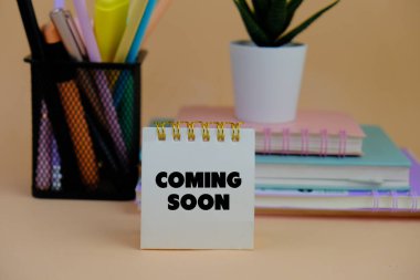 Yapışkan Not ile Yakında Gelen Metin ve renkli kalemler