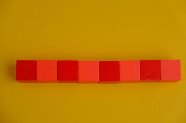 Metin alanı için boş bir tahta küp düzlüğü. Mavi arka planda metin alanı olan eğitici ve finansal kavram. ofis araçlarıyla çevrili.