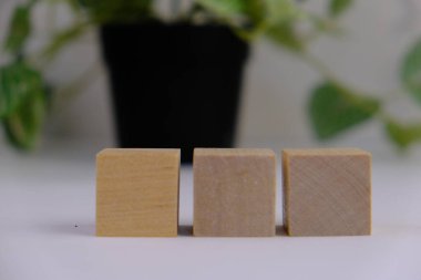 Ahşap masaya saçılmış tahta bloklar ve ahşap figürler.. 