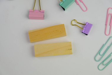 İş ve eğitim kavramı olarak kalemleri olan boş bir kopya defteri. 