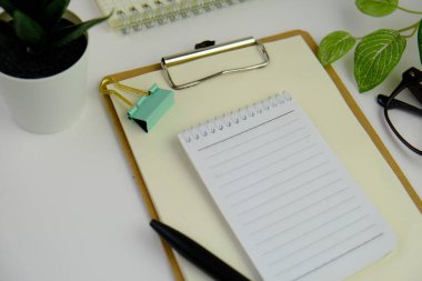 İş ve eğitim kavramı olarak kalemleri olan boş bir kopya defteri. 