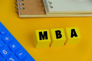 İşletme Yönetimi Master 'ı. Tahta harfler. İşletme mastırı. Finansal belgelerde tahta küplere yazı yazmak.