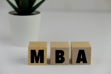 İşletme Yönetimi Master 'ı. Tahta harfler. İşletme mastırı. Finansal belgelerde tahta küplere yazı yazmak.