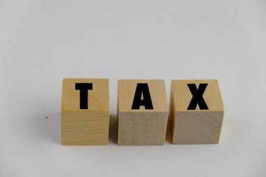 Vergi ile yazılmış tahta küp. İş konsepti