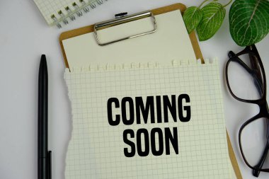 Kısa mesaj geliyor ve beyaz uyarı panosunda renkli kalem