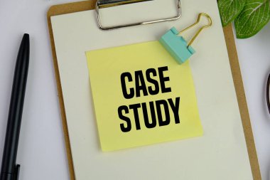 Kalem ve kırtasiyenin yanındaki beyaz not defterine 