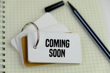 Kısa süre sonra düz kağıda yazılacak olan beyaz not