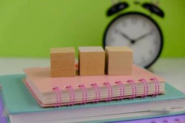 İş ve eğitim kavramı olarak kalemleri olan boş bir kopya defteri. 