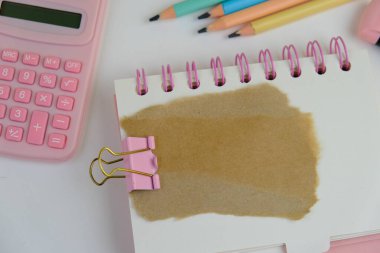 İş ve eğitim kavramı olarak kalemleri olan boş bir kopya defteri. 