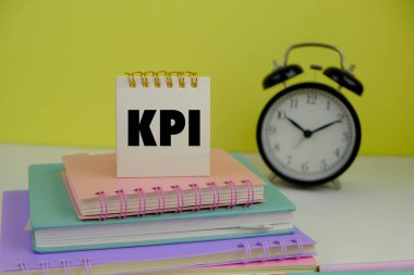 İşletmeler KPI göstergeleri kullanarak, bir operasyonun başarısını ölçer ve anahtar performans göstergesi kavramına yönelik ilerlemeyi değerlendirir