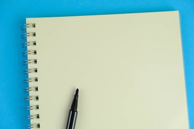 Ofis masasında malzemeler ve kahve fincanı var. Üst Manzara. Uzayı metin için kopyala. Defter, kalem, büyüteç, yeşil bitki. Eğitim, iş ve ofis kavramı. 