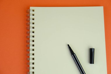 Ofis masasında malzemeler ve kahve fincanı var. Üst Manzara. Uzayı metin için kopyala. Defter, kalem, büyüteç, yeşil bitki. Eğitim, iş ve ofis kavramı. 