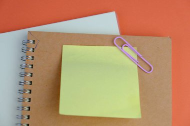 Ofis masasında malzemeler ve kahve fincanı var. Üst Manzara. Uzayı metin için kopyala. Defter, kalem, büyüteç, yeşil bitki. Eğitim, iş ve ofis kavramı. 