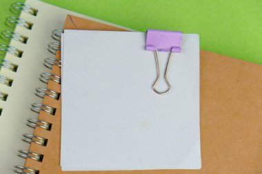 Ofis masasında malzemeler ve kahve fincanı var. Üst Manzara. Uzayı metin için kopyala. Defter, kalem, büyüteç, yeşil bitki. Eğitim, iş ve ofis kavramı. 