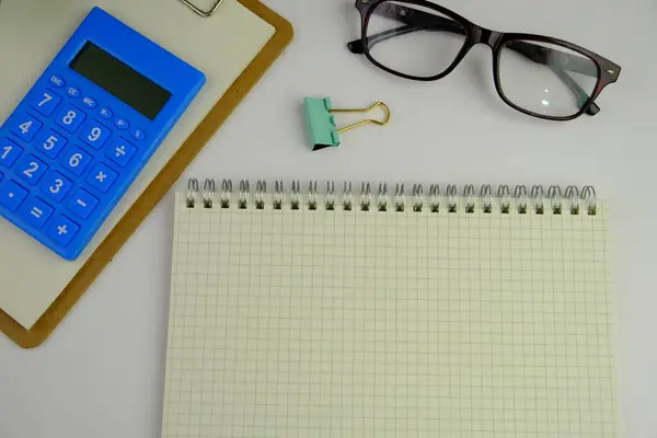 İş ve eğitim kavramı olarak kalemleri olan boş bir kopya defteri. 