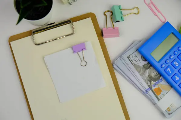 İş ve eğitim kavramı olarak kalemleri olan boş bir kopya defteri. 