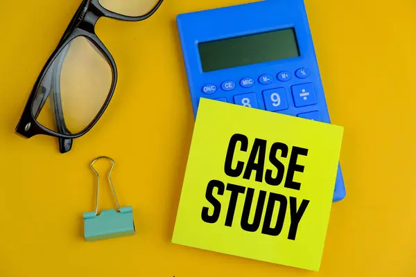 Kalem ve kırtasiyenin yanındaki beyaz not defterine 