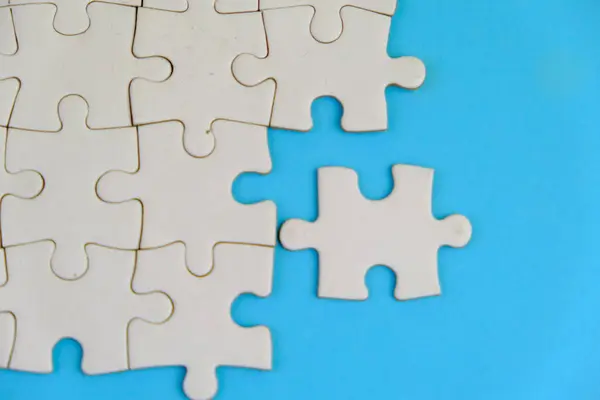 düz mavi renkli kağıt üzerinde ahşap yapboz metin alanı kavramına sahip. 