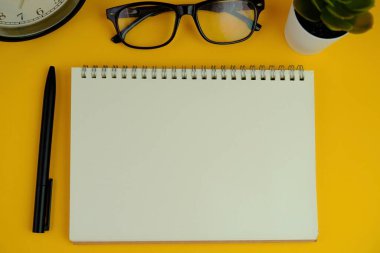 Metin alanı için boş bir not defterinin düz uzantısı. Sade arka planda metin alanı olan eğitim ve finans kavramı. ofis araçlarıyla çevrili.