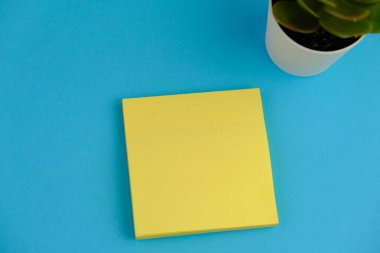 Metin alanı için boş bir not defterinin düz uzantısı. Sade arka planda metin alanı olan eğitim ve finans kavramı. ofis araçlarıyla çevrili.