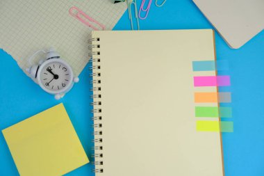 Metin alanı için boş bir not defterinin düz uzantısı. Sade arka planda metin alanı olan eğitim ve finans kavramı. ofis araçlarıyla çevrili.